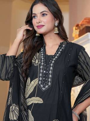 Cotton cambric printed  straight  kurti-pant-dupatta  set 4