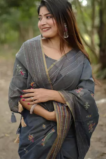 Grey color khadi tussar silk blend thread & kantha stitched border saree with blouse
