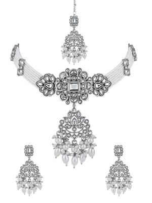 Traditional kundan & pearl necklace jewellery with earrings & maang tikka set for women  2
