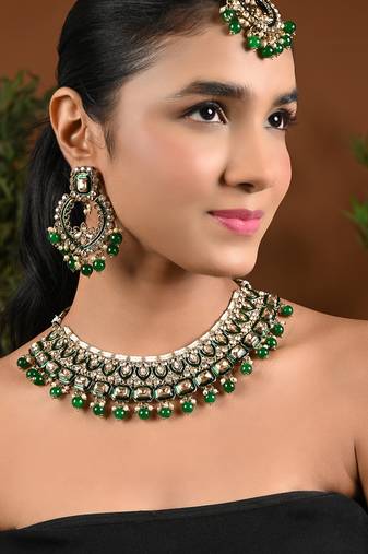 Gold plated traditional kundan & pearl chocker necklace with earrings & maang tikka for women