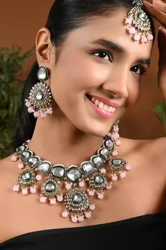 Gold plated traditional kundan & pearl chocker necklace with earrings & maang tikka for women
