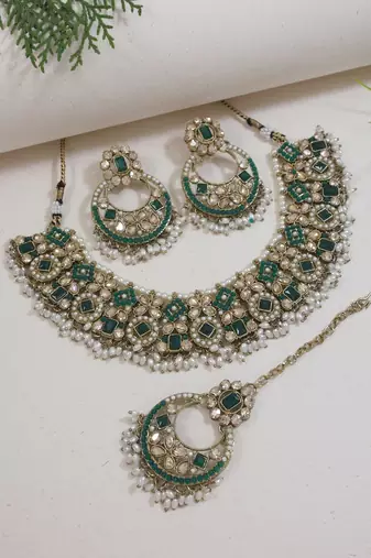 Gold plated traditional floral kundan & pearl choker necklace jewellery earrings & maang tikka set for women 
