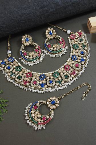 Gold plated traditional floral kundan & pearl choker necklace jewellery earrings & maang tikka set for women (k7304mul)