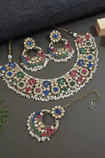 Gold plated traditional floral kundan & pearl choker necklace jewellery earrings & maang tikka set for women (k7304mul)