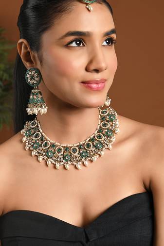 Gold plated traditional kundan & pearl choker necklace jewellery earrings & maang tikka set for women (k7305g)