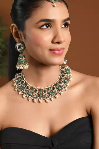 Gold plated traditional kundan & pearl choker necklace jewellery earrings & maang tikka set for women (k7305g)