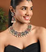 Gold plated traditional kundan & pearl choker necklace jewellery earrings & maang tikka set for women 