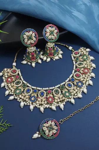 Gold plated traditional kundan & pearl choker necklace jewellery earrings & maang tikka set for women 