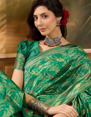 green banarasi jacquard saree with elegant zari weaving & tassel pallu     includes unstitched blouse 5