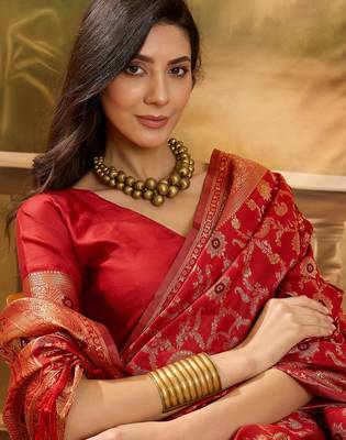 red banarasi jacquard saree with rich zari weaving & tassel pallu     includes unstitched blouse 5