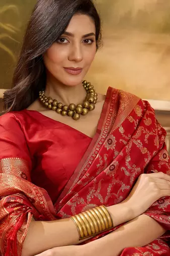 red banarasi jacquard saree with rich zari weaving & tassel pallu     includes unstitched blouse