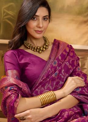 magenta banarasi jacquard saree with intricate zari weaving & tassel pallu     unstitched blouse included 5