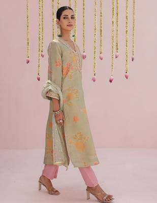 Green embroidered tissue Kurta Set 2