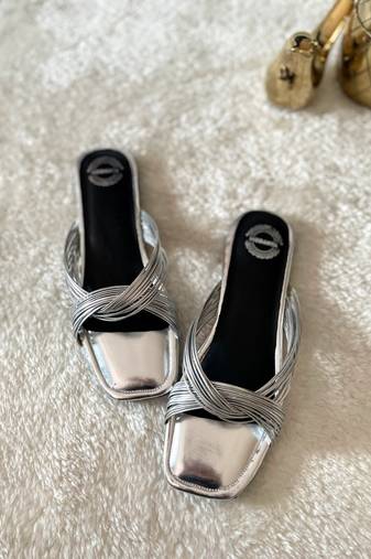 Silver solid leather flats