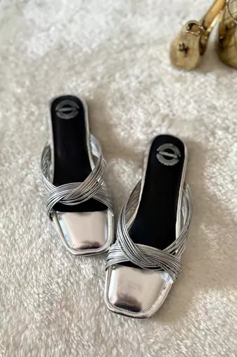 Silver solid leather flats