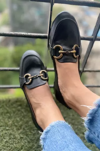Black solid leather shoes