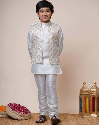 Boys off white cotton silk geometric zari embroidered kurta pyjama set with shrug 1