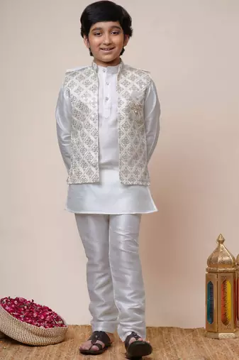 Boys off white cotton silk geometric zari embroidered kurta pyjama set with shrug