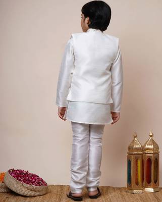 Boys off white cotton silk geometric zari embroidered kurta pyjama set with shrug 2