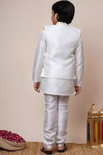 Boys off white cotton silk geometric zari embroidered kurta pyjama set with shrug