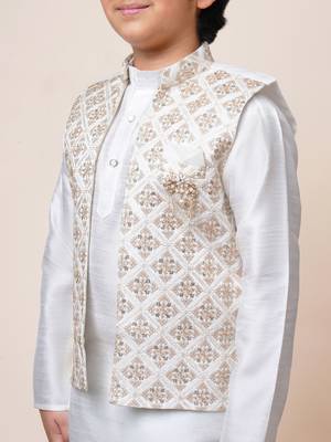 Boys off white cotton silk geometric zari embroidered kurta pyjama set with shrug 3