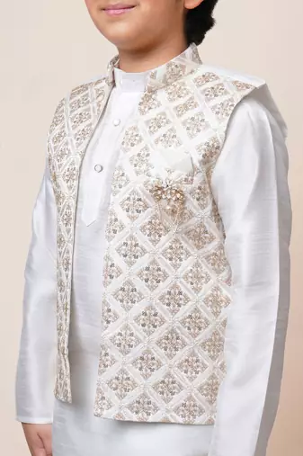 Boys off white cotton silk geometric zari embroidered kurta pyjama set with shrug