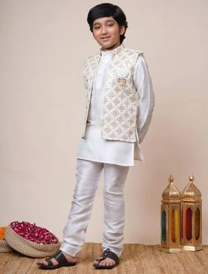 Boys off white cotton silk geometric zari embroidered kurta pyjama set with shrug 4