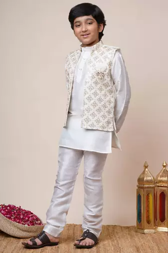 Boys off white cotton silk geometric zari embroidered kurta pyjama set with shrug