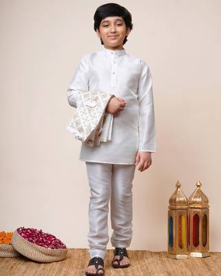 Boys off white cotton silk geometric zari embroidered kurta pyjama set with shrug 5