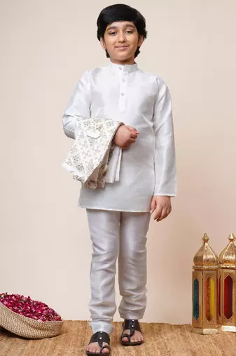 Boys off white cotton silk geometric zari embroidered kurta pyjama set with shrug
