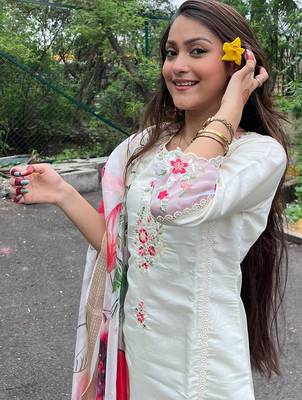 White chanderi heavy thread embroidered work with printed dupatta kurta pant set 4