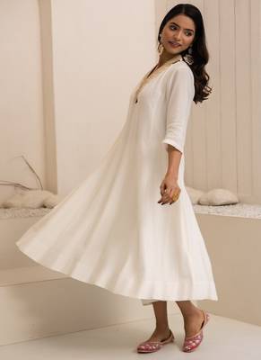 Ivory plain dola silk anarkali set with neckline embroidery 2