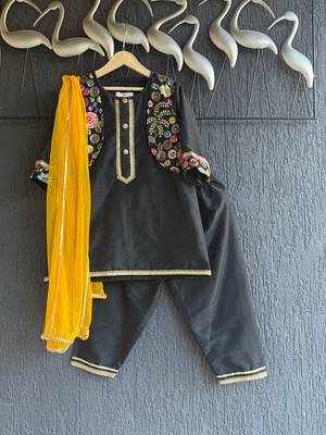 Black embroidered cotton silk kurta set 1
