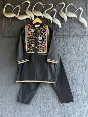 Black embroidered cotton silk kurta set 1