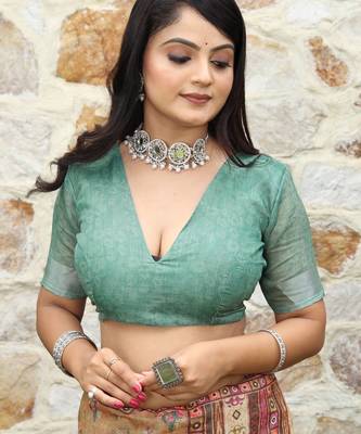 Green cotton shimmer printed ethnic girlie saree 5