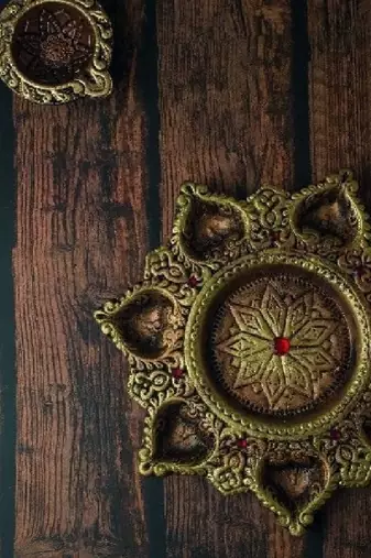 The handicraftian 7 diya plate