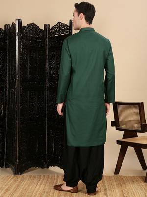 Deep green cotton textured kurta pajama for mens 4