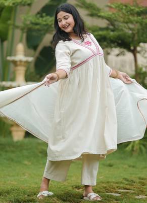 Off white lotus hand embroidered cotton kurta set 2