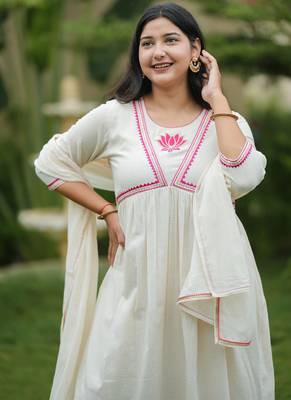 Off white lotus hand embroidered cotton kurta set 3