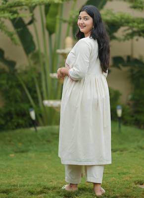 Off white lotus hand embroidered cotton kurta set 4