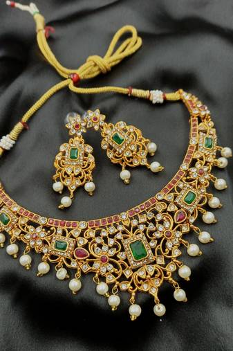 Trendy ruby green necklace set