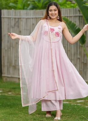 Baby pink lotus hand embroidered cotton kurta set 2