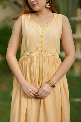 Mango yellow lotus hand embroidered cotton kurta set 4