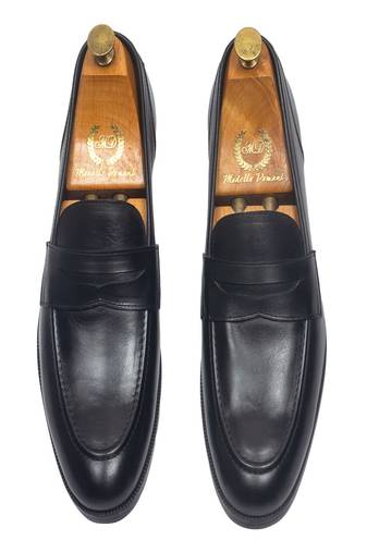 Black solid leather shoes