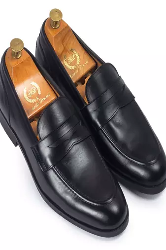Black solid leather shoes