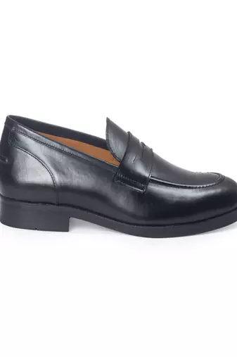 Black solid leather shoes