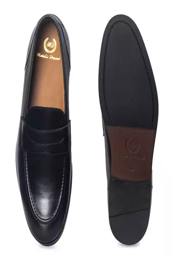 Black solid leather shoes