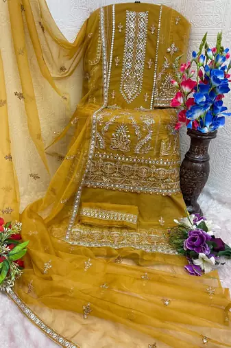 Gold naylon organza suit with embroidered mirror 