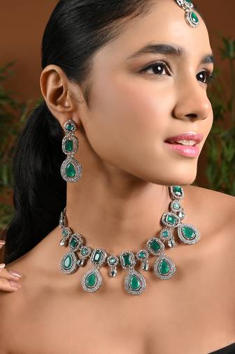 Silver plated traditional kundan & stone choker necklace jewellery with earrings & maang tikka