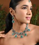 Silver plated traditional kundan & stone choker necklace jewellery with earrings & maang tikka